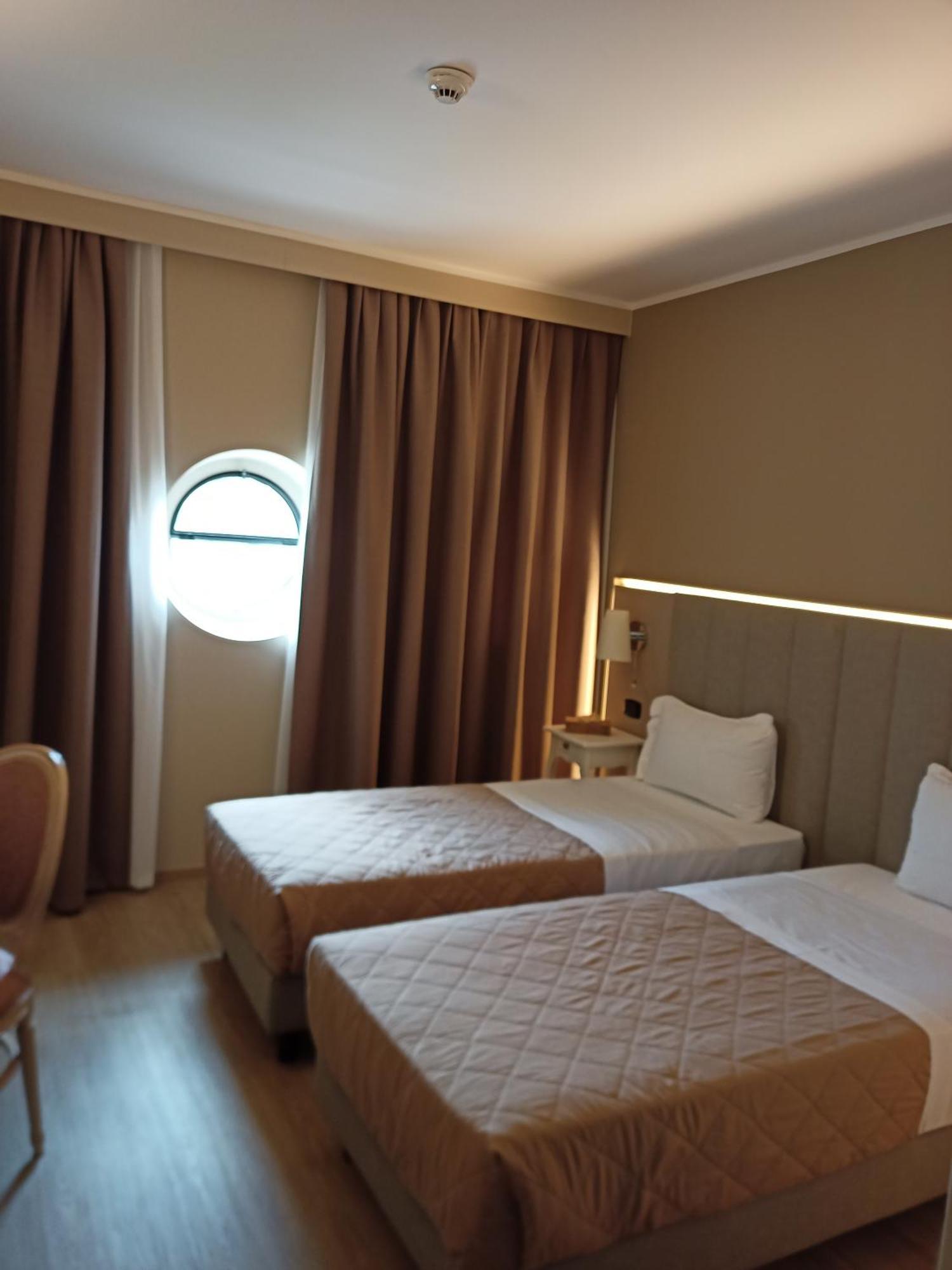 Hotel Villa Malpensa Vizzola Ticino Exterior foto